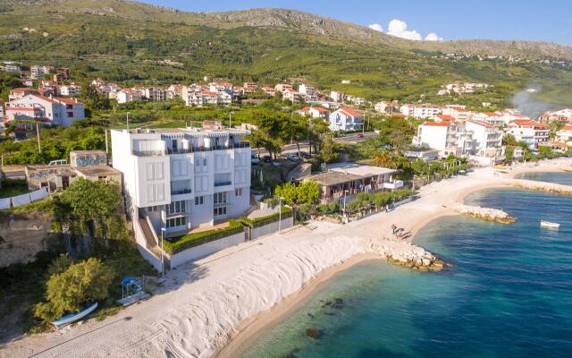 Spacious Beachfront Apartments Tanita