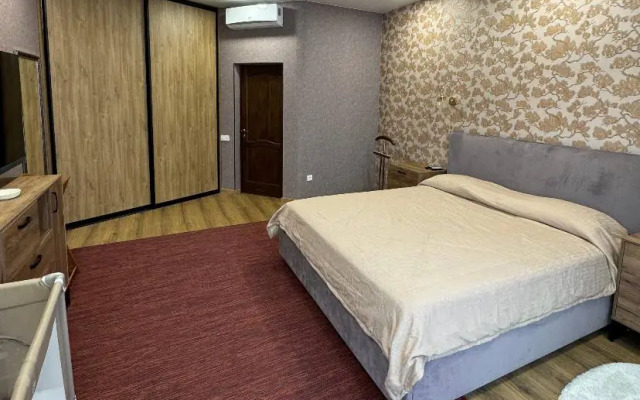 S Basseynom I Baney Private House