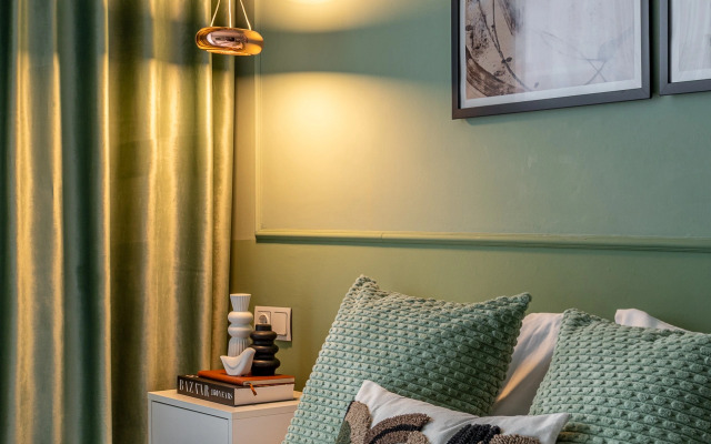 Студия у Метро Космонавтов