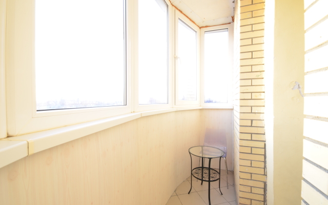 Na Naberezhnoy Na 9 Chelovek Flat