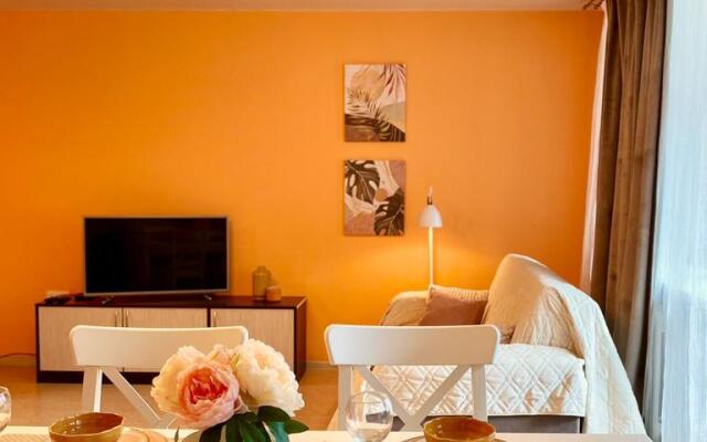 Sapfir s Zakrytym Dvorom, Ryadom s TTS Ostrov, Mat i Dity Apartments