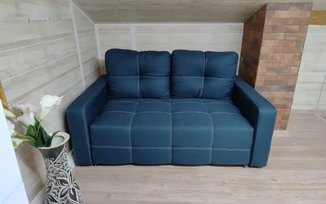 Частный дом с баней и пирсом на берегу пруда