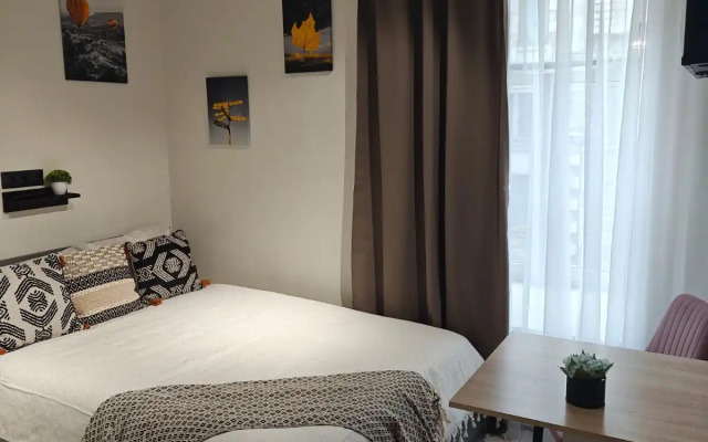 Квартира Уютная студия посуточно рядом с метро Петроградская