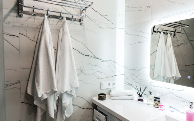 Апартаменты-студия Города 30 кв.м. с двуспальным диваном и панорамными окнами, с 3 по 6 этаж