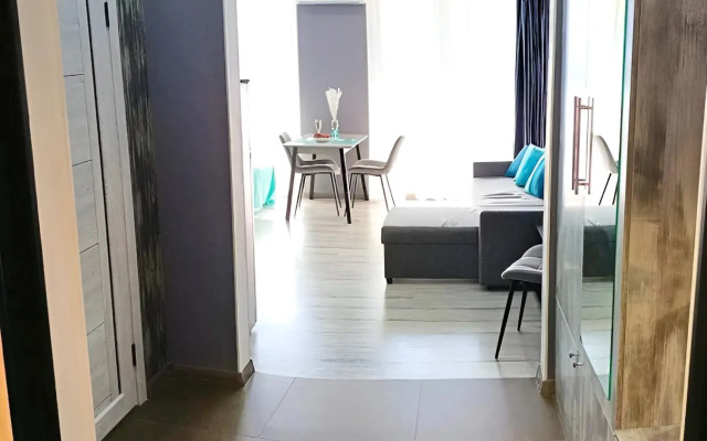 S Balkonom na 4 Gostey Flat