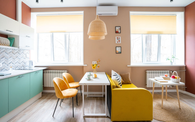 S yarkim dizaynerskim remontom Apartments