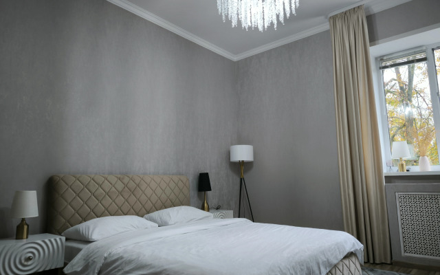 Belaya Trekhkomnatnaya Kvartira u Vokzala Apartments