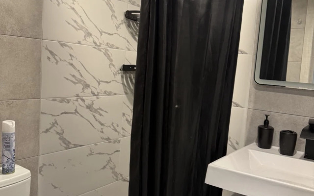 Uyutnaya Studiya Na Dvoikh Apartments