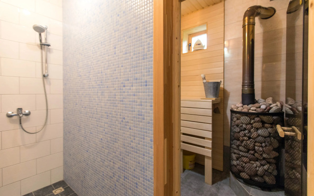 Na Sibiryakova 10 Private House