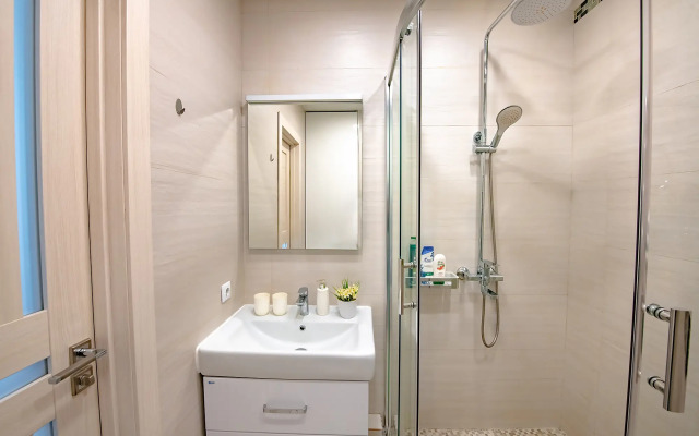 Апартаменты на высоком этаже, рядом с театром и мостом, недалеко от центра. Фастовская 29.