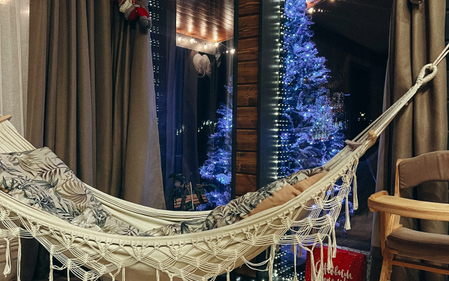 Частный дом с панорамными окнами с выходом на террасу и баней на дровах