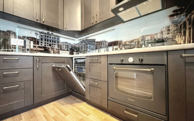 Квартира Трехкомнатная с Балконом и Кондиционером в Центре на Весенней