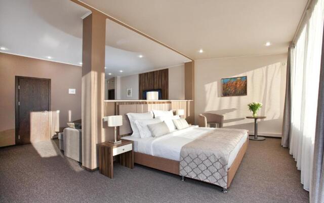 L hotel Hotel