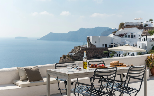 Parathira Cave Houses by Oia Villa