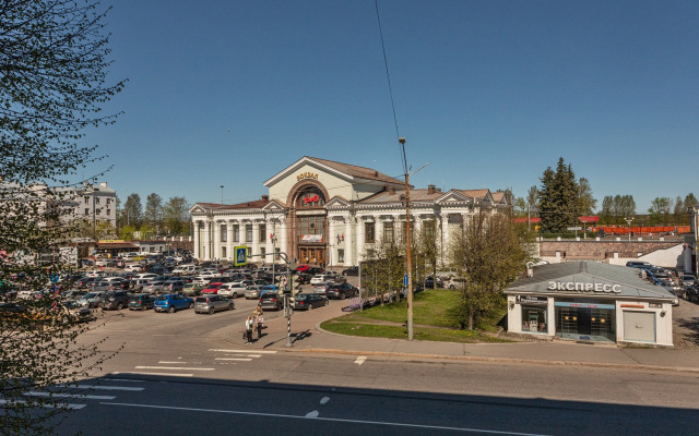 FullHouseApart dizaynerskaya chetyrekhmestnaya studiya na vokzal'noy ploshchadi Apartments