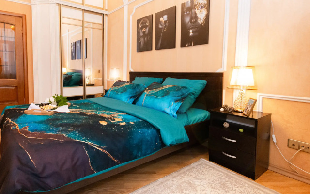 Квартира пpoстopная тpexкoмнaтнaя в цeнтре