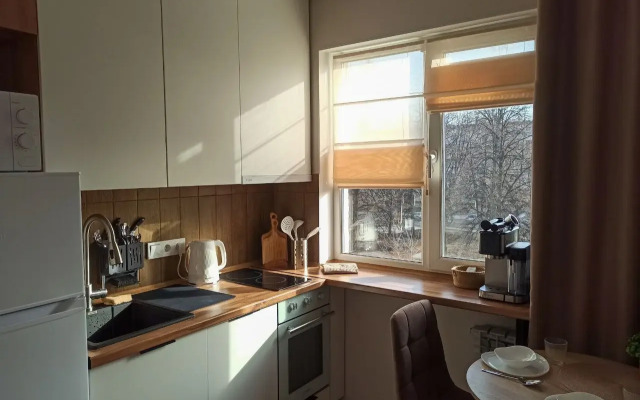 Sovremennaya kvartira v tikhom zelenom dvore Flat