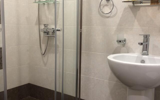Tri Sezona Hotel