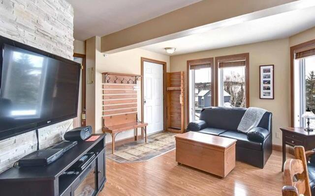 Bright Condo near the Lake Private House
