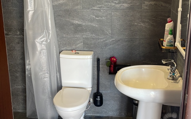 Leona Guest House