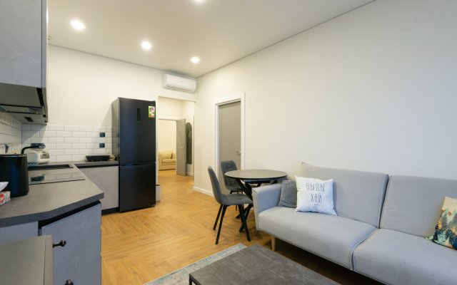 Three-Bedroom Apartment for 2+2+2 By Lo Apartments Flat