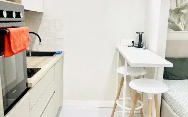 Svetlaya s dizajnerskim remontom okolo metro Apartment