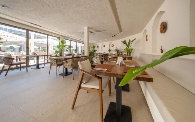 Prive Suite Side & Spa  (Adult Only 16+)