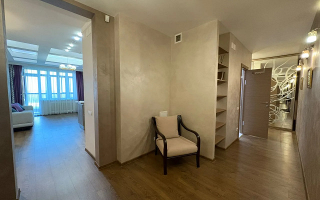 Bolshoy Lyuks s Dzhakuzi i Vidom na Gorod Flat