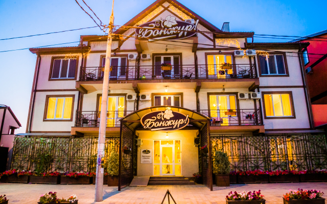 Bonzhur Hotel