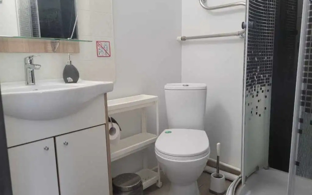 S mini-kukhney i sobstvennym sanuzlom Apartment
