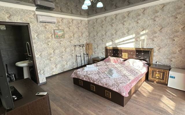 Leona Guest House