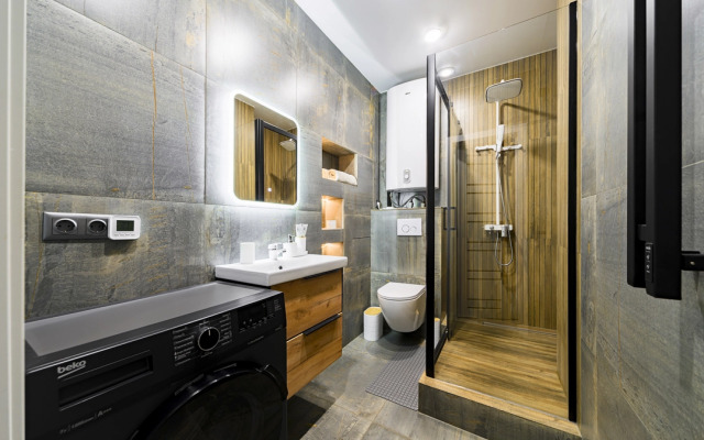 Квартира с Просторной Лоджией с Витражным Остеклением