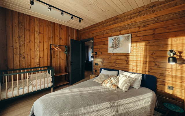 Частный дом с панорамными окнами с выходом на террасу и баней на дровах