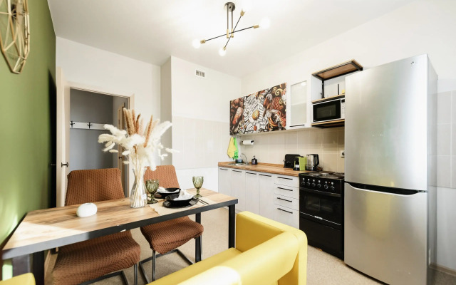 Okeanskie Panoramy. Vid na okean, vulkan, buhtu, gory i gorod Flat