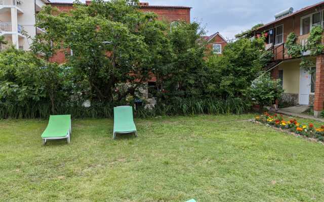 Na Shkolnoy 40 Guest House