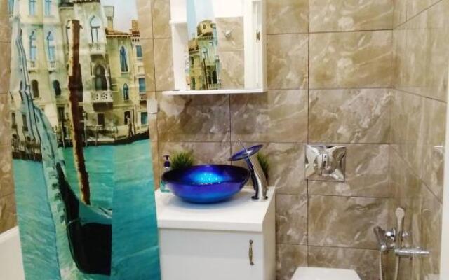 u Griboedova s kodovym dostupom lichnoi kukhnei i ubornoi Flat