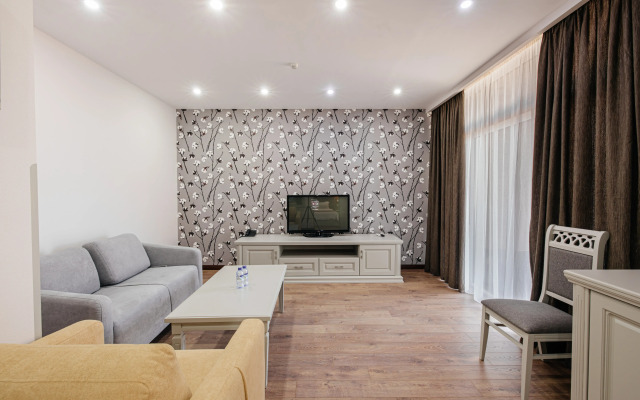 Курортный отель Charos Family