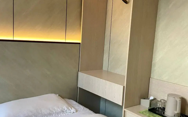 Отель Holiday Hotel