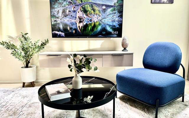 Lyuks S 2-Mya Balkonami I Dizaynerskim Remontom Flat