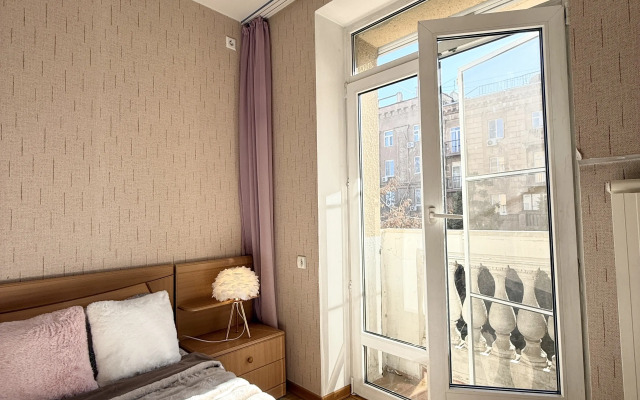 Uyutnaya Dvukhkomnatnaya S Balkonom V Tsentre Goroda Flat