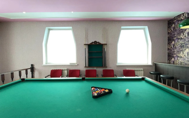 S Bilyyardom i Mangalom Private House