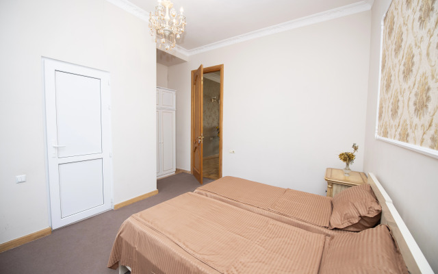 s 5 spal'nyami Guest House