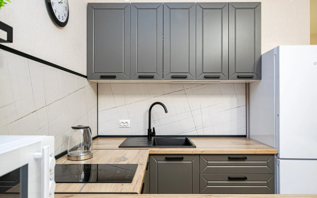 Uyutnaya sovremennaya studiya na Parkovom Flat