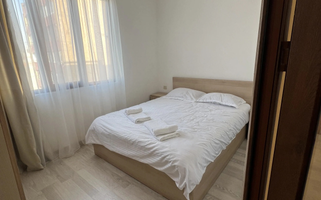 Квартира A two-bedroom apartment with a living room and a balcony in the city center.