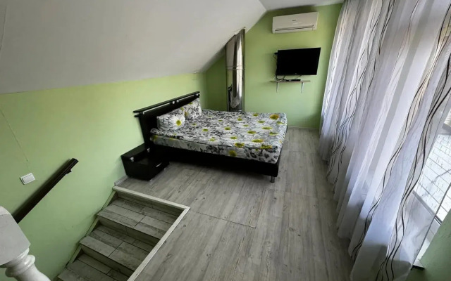 Dvukhetazhny s Saunoy Privat House