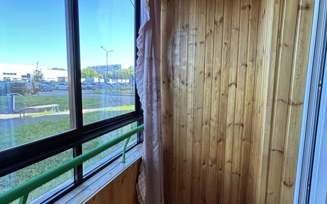 Prostornaya Studiya s Dizaynerskim Remontom Flat