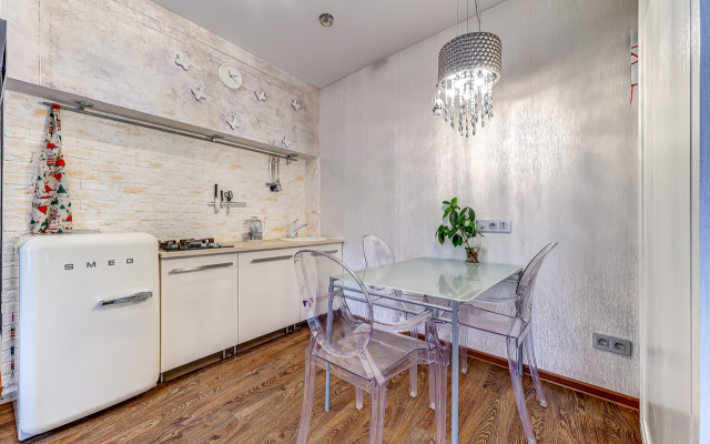 V Zolotom Treugolnike Flat