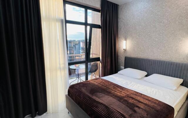 3kh mestnye apartamenty s balkonom i basseynom Apartments