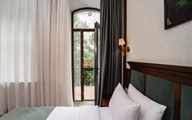 Midway Baku Hotel