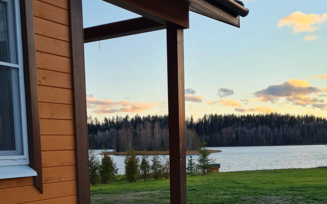 Semenyij Domik U Ozera V Karelii